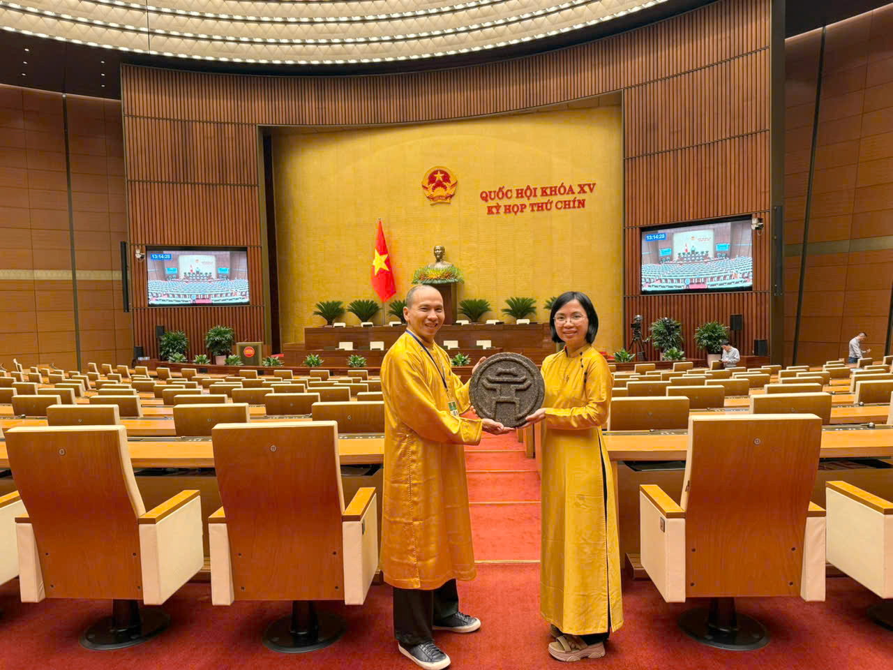 ☘️Không phải ngẫu nhiên mà trong những buổi họp trang trọng tại Quốc hội, nơi hội tụ trí tuệ và khí phách dân tộc, Trà Shan Tuyết Cổ Thụ Shanam lại được chọn để mời trà. Bởi trà không chỉ là một thức uống, mà còn là biểu tượng của quốc hồn quốc túy Việt Nam, mộc mạc mà cao quý, bình dị mà sâu xa